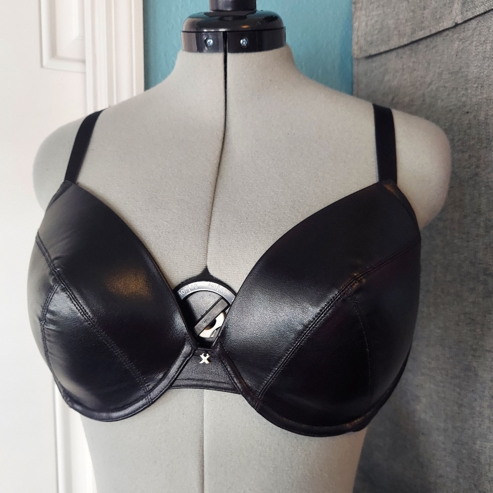 Frederick's of Hollywood Exxtreme Cleveage Wet Look vinyl bra